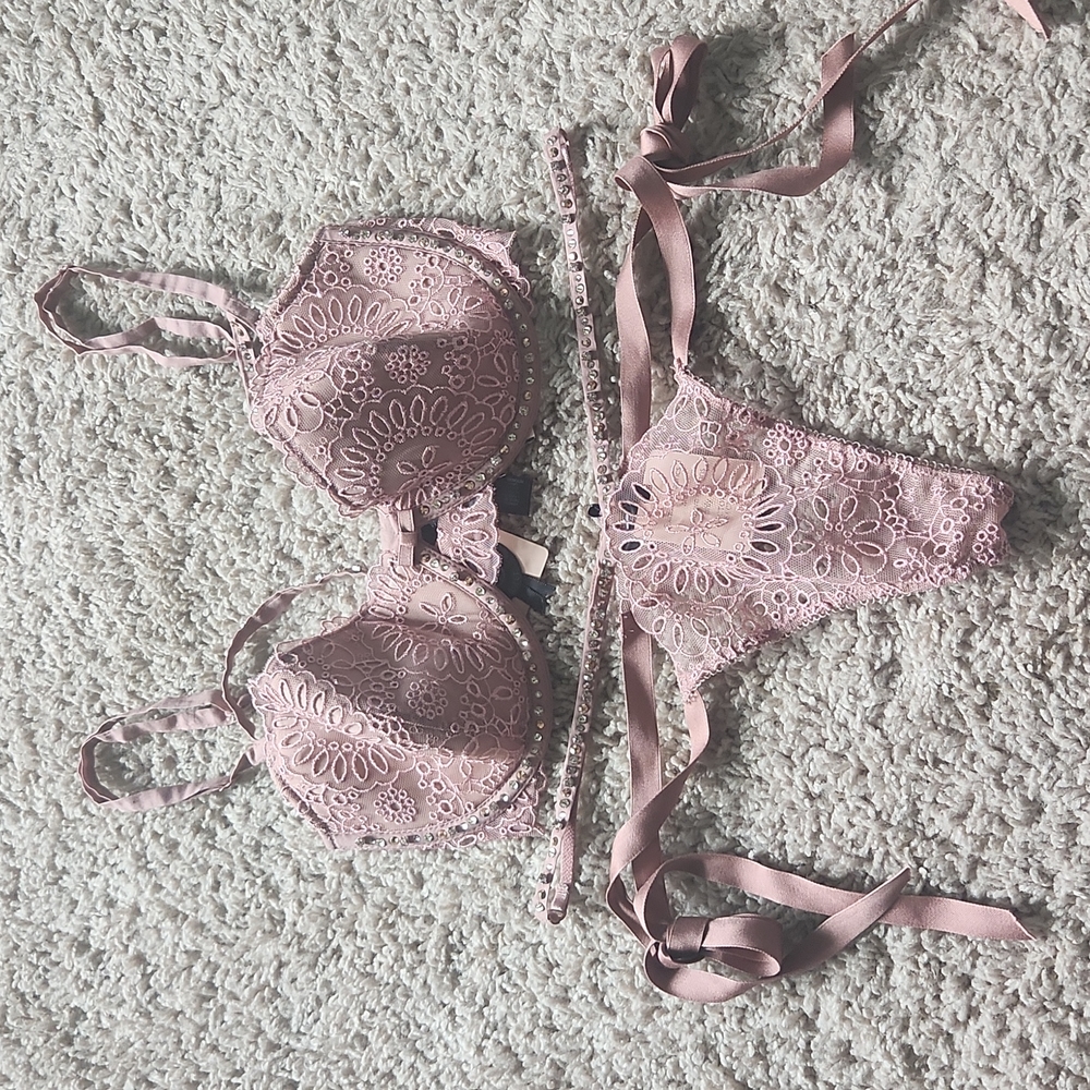 ⭐SET⭐Victoria's Secret Rare Designer Collection Pink Eyelet Swarovski Bra Set